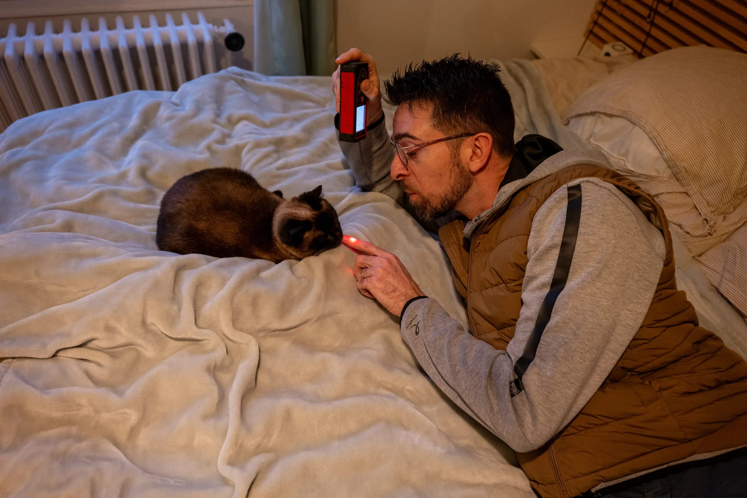 Le télémètre laser ne sert pas qu'à mesurer votre bien ! Il permet aussi de contrôler les réflexes de votre chat. 😸